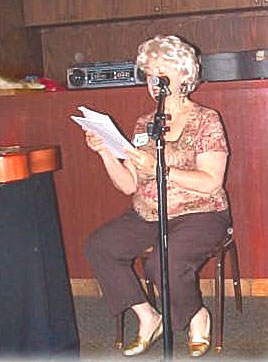Lolita Lafuente en el micrófono